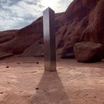Un extraño monolito en forma de triangulo se encuentra en el desierto de Utah, USA.