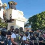 Puerto Rico una organización, derriba la estatua de JUAN PONCE DE LEÓN   y Protestan a llegada de Rey De España Felipe sexto.