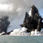 Volcan en Tonga En Erupción, Aviso de tsunami emitido para la costa oeste de EE. UU.